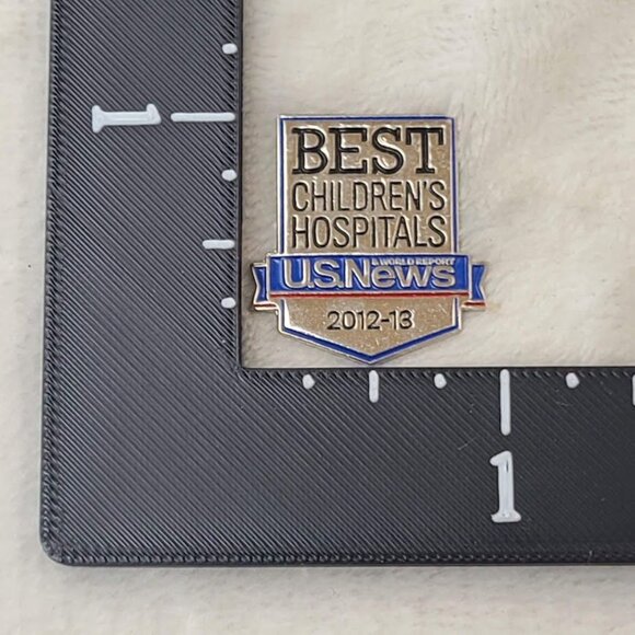 US News Best Children’s Hospitals 2012–13 Award Pin Boston Philadelphia Tie - Picture 3 of 5